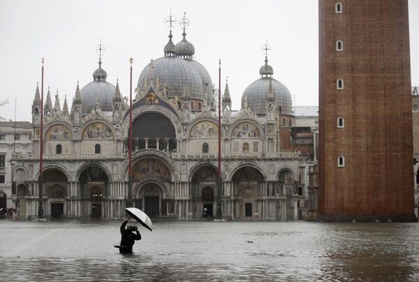 Турист фотографирует на затопленной площади Сан-Марко в Венеции - Sputnik Казахстан