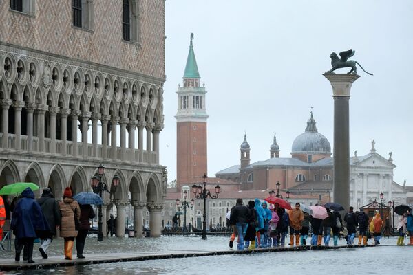 Туристы на затопленной площади Сан-Марко в Венеции - Sputnik Казахстан