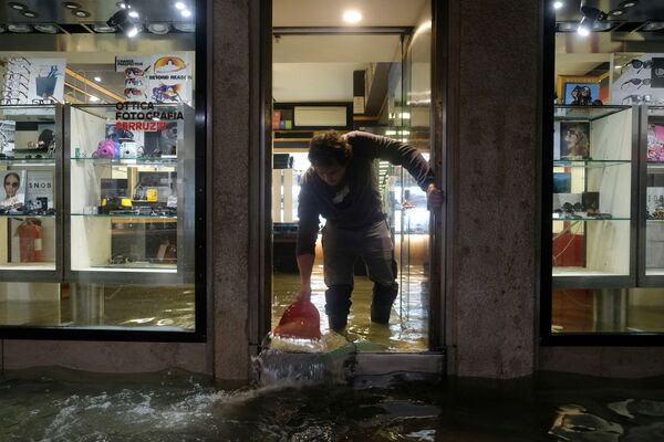 Затопленный магазин во время наводнения в венеции - Sputnik Казахстан