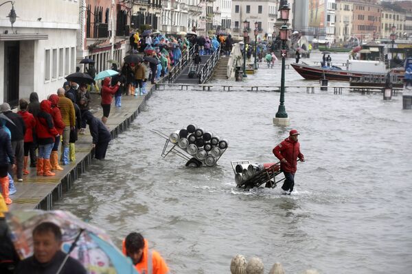 Туристы во время наводнения в Венеции - Sputnik Казахстан