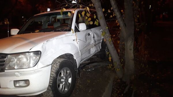 Один черный, другой белый: два внедорожника не поделили перекресток в Алматы - Sputnik Казахстан