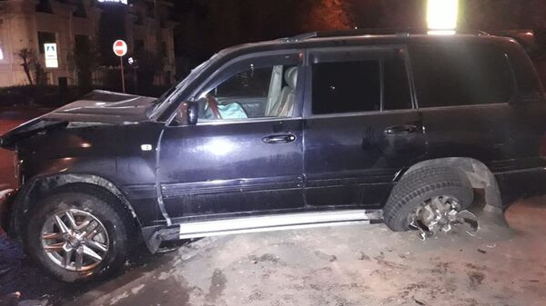 Один черный, другой белый: два внедорожника не поделили перекресток в Алматы - Sputnik Казахстан