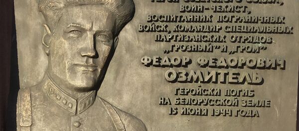 Братская могила в деревне Маковье Борисовского района Минской области, где похоронен Федор Озмитель Братская могила в деревне Маковье Борисовского района Минской области, где похоронен Федор Озмитель - Sputnik Казахстан