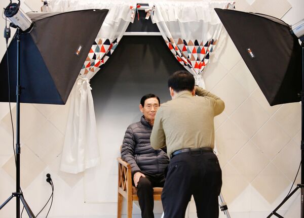 Участник позирует для похоронного портрета во время «живых похорон» в Сеуле, Южная Корея - Sputnik Казахстан