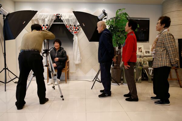 Участница позирует для похоронного портрета во время «живых похорон» в Сеуле, Южная Корея - Sputnik Казахстан