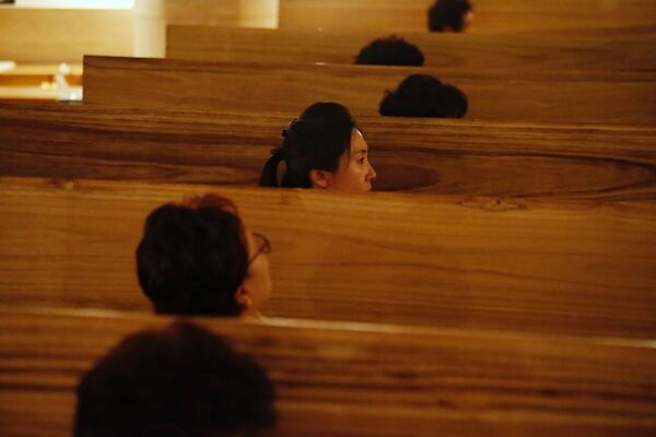 Участники сидят в гробах во время «живых похорон» в Сеуле, Южная Корея - Sputnik Казахстан
