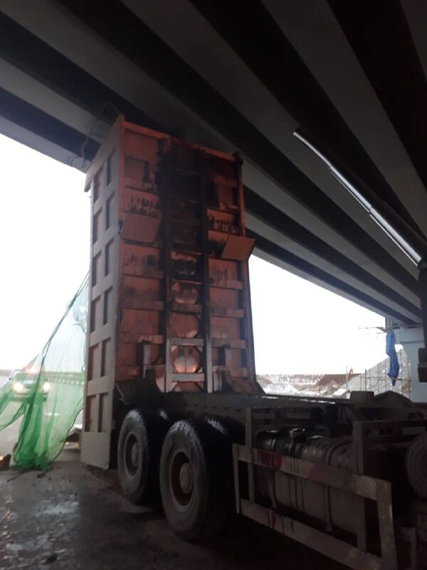 Забыл опустить кузов: грузовик сбил опору моста в Павлодарской области - фото Забыл опустить кузов: грузовик сбил опору моста в Павлодарской области - фото - Sputnik Казахстан