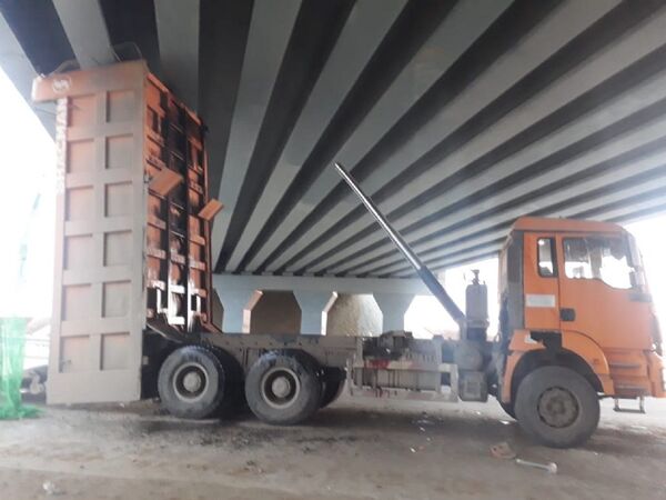 Забыл опустить кузов: грузовик сбил опору моста в Павлодарской области - фото Забыл опустить кузов: грузовик сбил опору моста в Павлодарской области - фото - Sputnik Казахстан