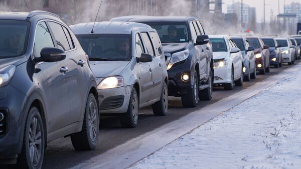 Зима, пробки, машины, гололед. Иллюстративное фото - Sputnik Казахстан