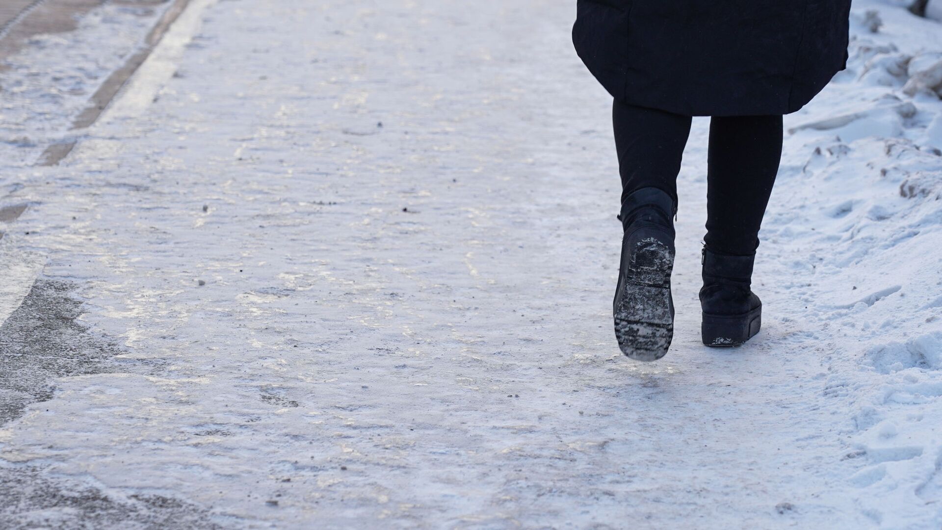 Зима, пробки, машины, гололед. Иллюстративное фото Зима, пробки, машины, гололед. Иллюстративное фото - Sputnik Қазақстан, 1920, 27.11.2021