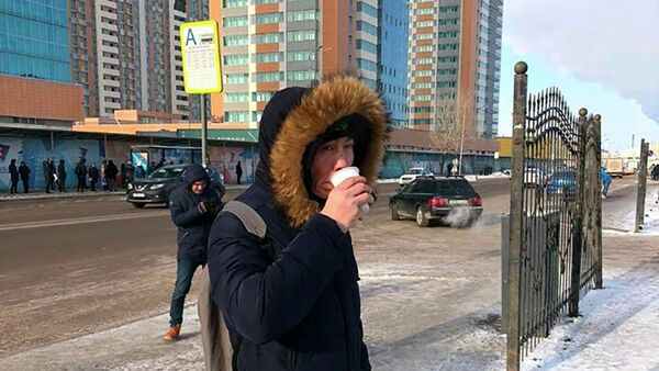 В Нур-Султане активисты раздают жителям в морозный день чай  - Sputnik Казахстан