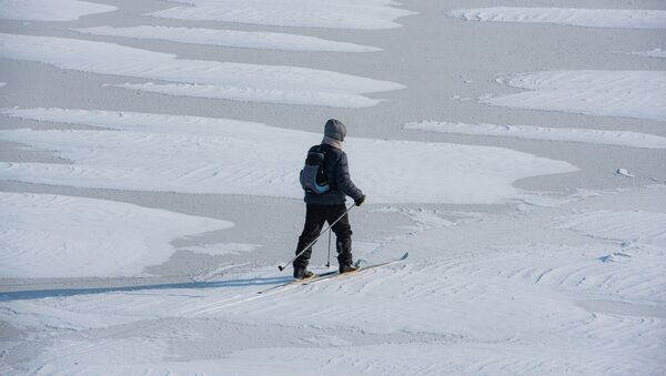 Житель на лыжах переходит реку Ишим, иллюстративное фото - Sputnik Казахстан