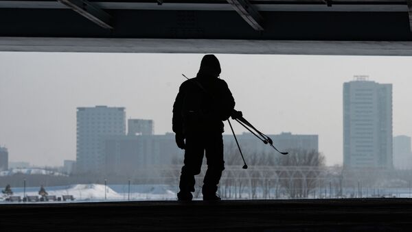Силуэт мужчины с лыжами в руках, иллюстративное фото - Sputnik Қазақстан