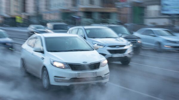 Автомобили едут в морозную погоду, иллюстративное фото - Sputnik Казахстан