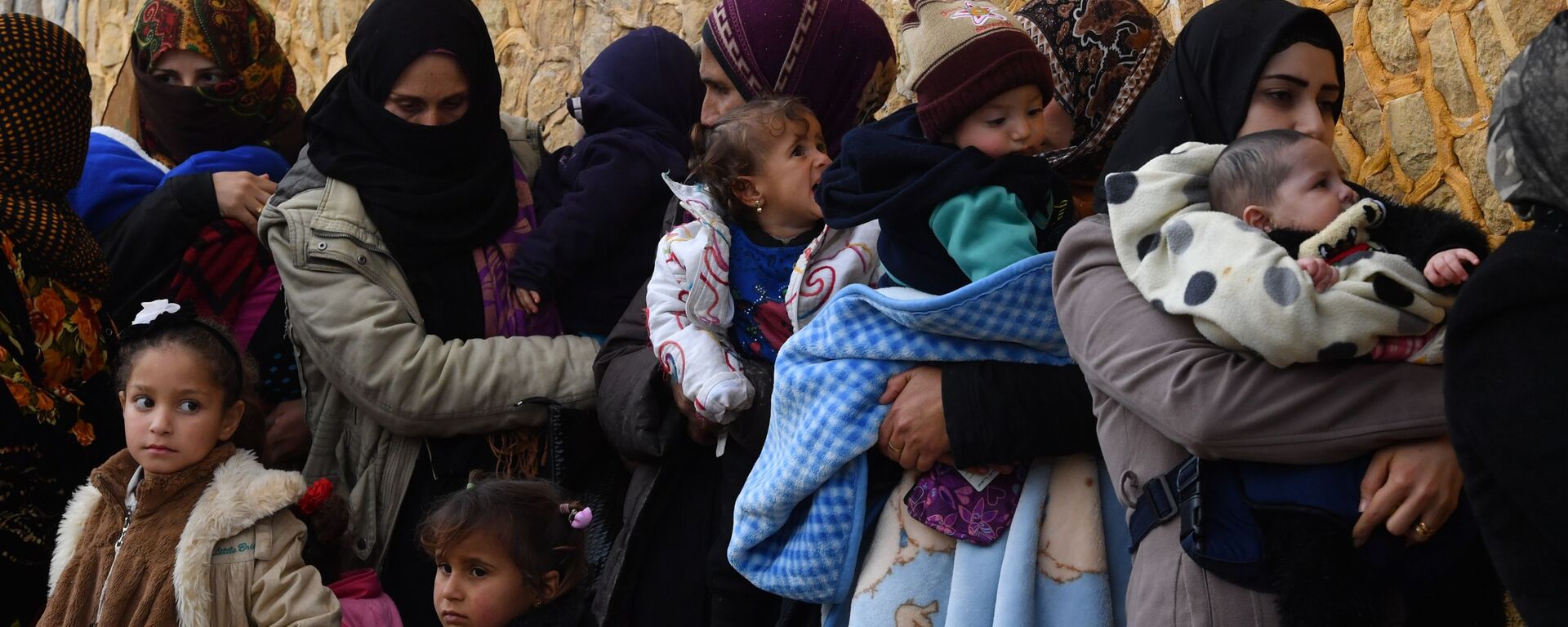 Женщины с детьми на руках в окрестностях провинции Идлиб (Сирия), архивное фото - Sputnik Казахстан, 1920, 09.12.2024