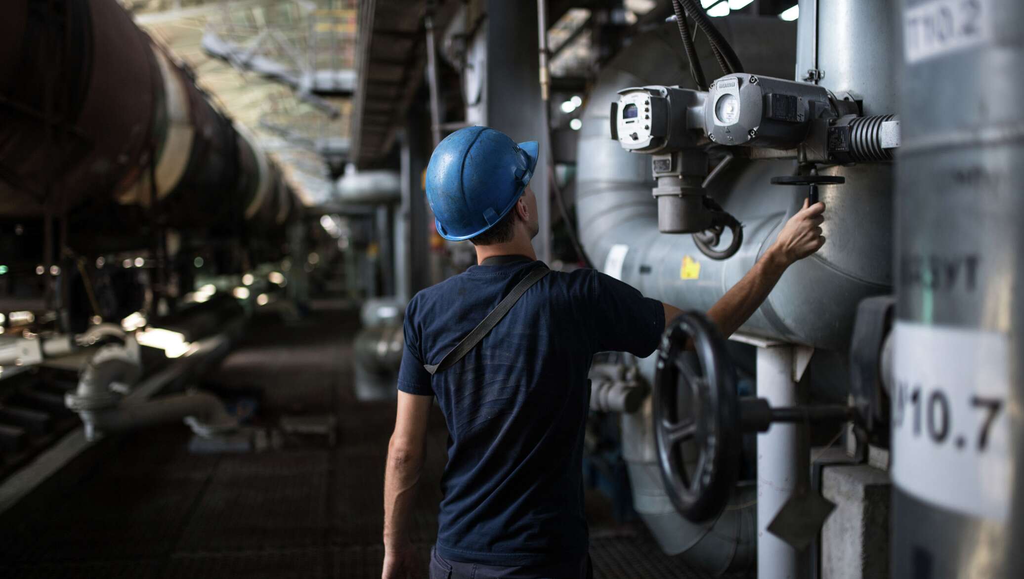 Industrial works. Нефтяник. Нефтяник картинка. Oil industry worker.