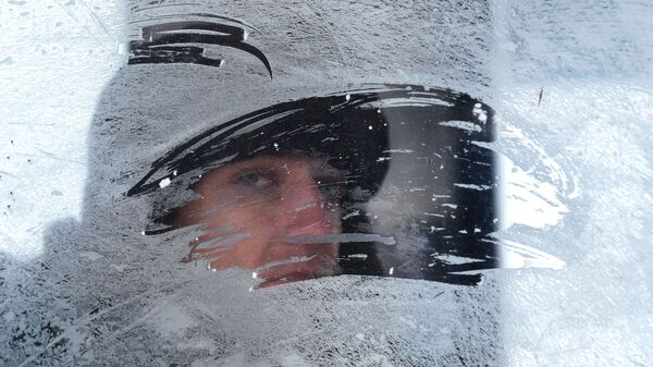 Мужчина смотрит в замерзшее окно, архивное фото - Sputnik Казахстан