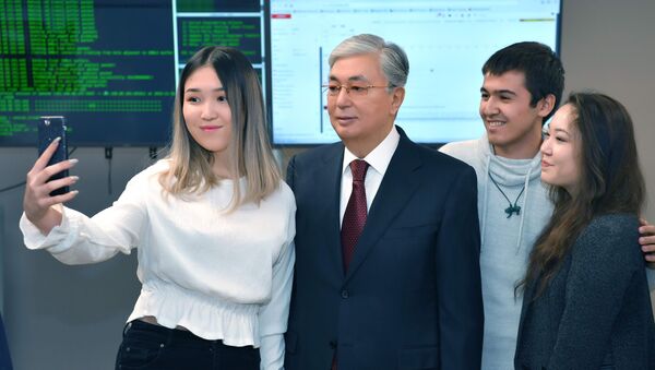 Токаев делает селфи со студентами Astana IT University - Sputnik Казахстан