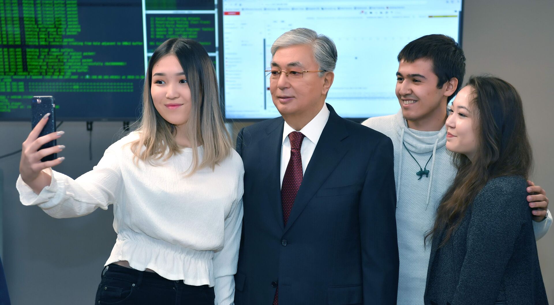 Токаев делает селфи со студентами Astana IT University Токаев делает селфи со студентами Astana IT University - Sputnik Казахстан, 1920, 20.06.2026
