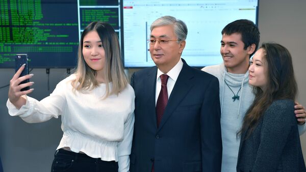 Токаев делает селфи со студентами Astana IT University - Sputnik Қазақстан