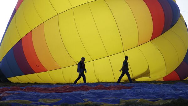 Подготовка воздушного шара на фестивале Balloons over Angel Fire festival в Нью-Мексико - Sputnik Қазақстан