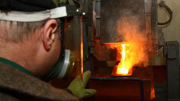 Архивное фото рабочего в плавильном цехе фабрики по переработке сульфидных руд - Sputnik Казахстан