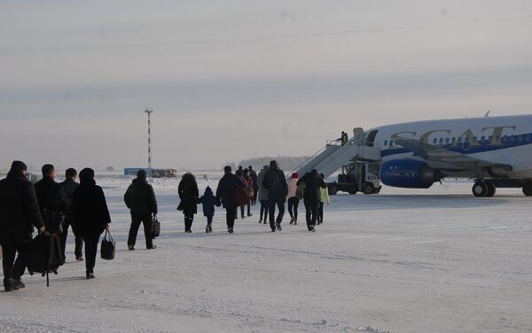 Пассажиры у самолета в аэропорту Петропавловска - Sputnik Казахстан