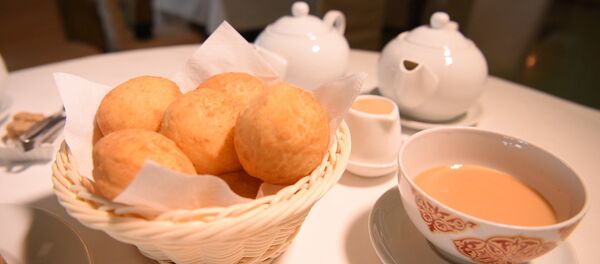 Балапандар трусиларды жасырын иіскейді