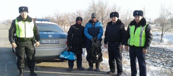 Граждане Узбекистана, спасенные казахстанскими полицейскими - Sputnik Казахстан