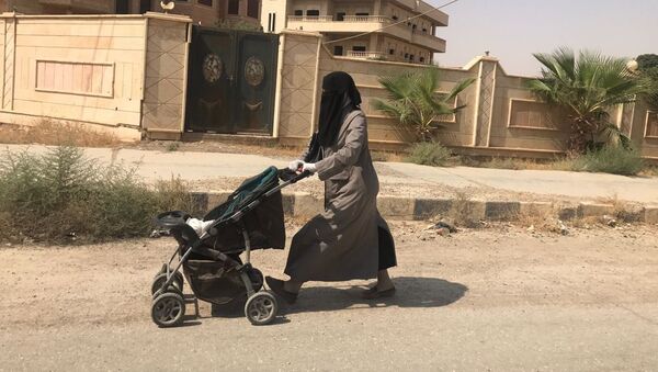 Женщина с детской коляской на улице в Сирии, архивное фото - Sputnik Казахстан