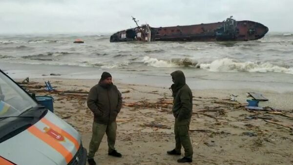 Танкер сел на мель под Одессой. Экипаж судна остается на борту - видео - Sputnik Казахстан