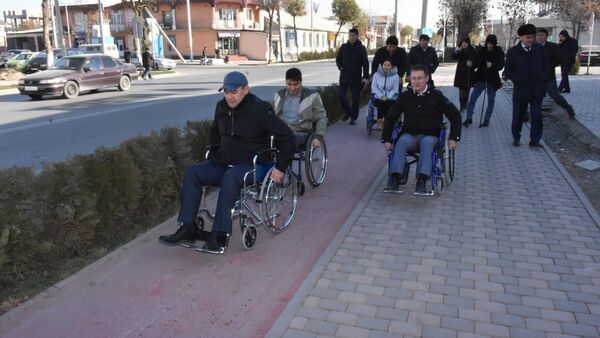 Чиновники проехали в инвалидных колясках по Туркестану - Sputnik Казахстан