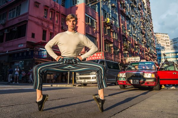 Снимок Own the streets of Hong Kong фотографа из Гонгконга, представленный на фотоконкурсе The World's Best Photos of #Fashion2019  - Sputnik Казахстан