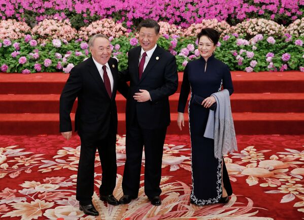 Президент Казахстана Нурсултан Назарбаев (слева) прибыл на приветственный банкет для Форума Пояс и дорога, организованного президентом Китая Си Цзиньпином и его женой Пэн Лиюань в Большом зале народных собраний в Пекине, Китай, в пятницу, 26 апреля 2019 года - Sputnik Казахстан