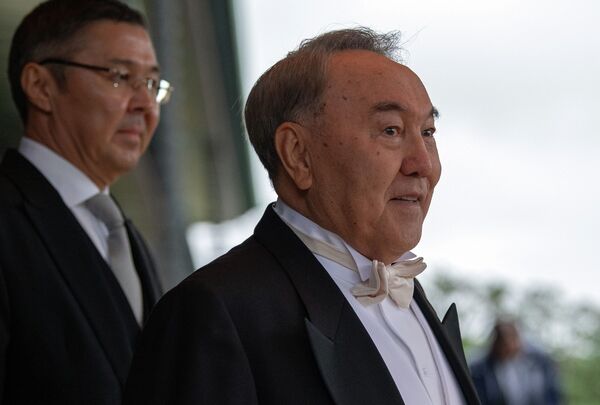 Бывший президент Казахстана Нурсултан Назарбаев уезжает после церемонии возведения на престол императора Японии Нарухито в Императорском дворце в Токио  - Sputnik Казахстан