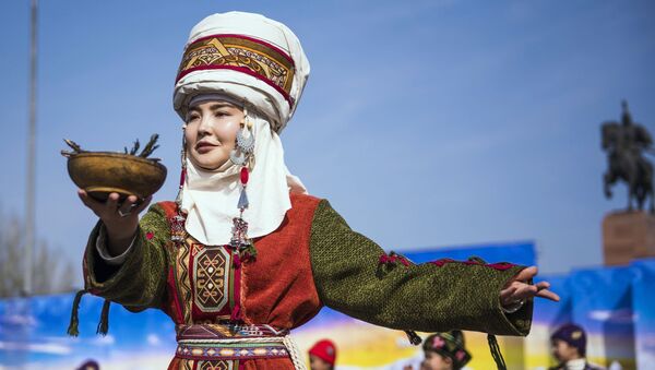 Девушка в национальном костюме во время празднования Навруза на площади Ала-Тоо в Бишкеке - Sputnik Казахстан
