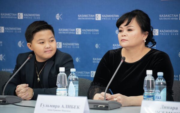 Ержан Максим и его мама Гульмира Алибек на пресс-конференции в Алматы - Sputnik Казахстан