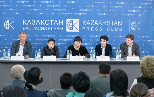 Ержан Максим и его мама Гульмира Алибек на пресс-конференции, состоявшейся в Алматы - Sputnik Казахстан