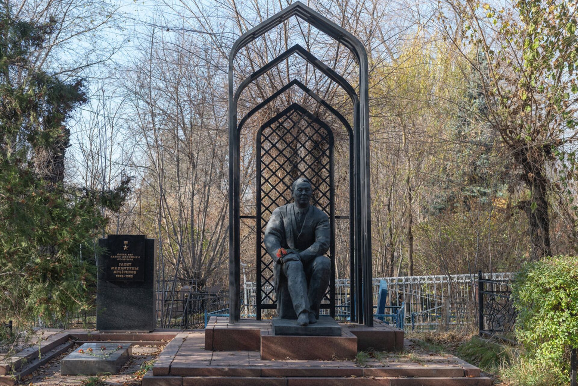 Обелиск писателю Габиту Мусрепову на кладбище Кенсай в Алматы - Sputnik Казахстан, 1920, 22.11.2025