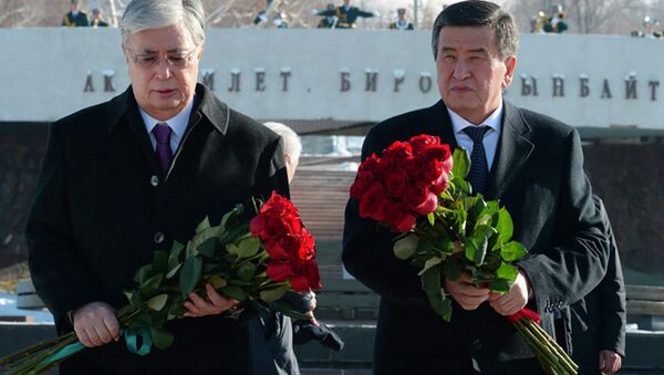Президенты Касым-Жомарт Токаев и Сооронбай Жээнбеков возложили цветы к мемориальному комплексу Ата-Бейит - Sputnik Казахстан