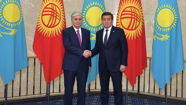 Президент Казахстана Касым-Жомарт Токаев, прибывший с государственным визитом в Кыргызстан, и глава кыргызского государства Сооронбай Жээнбеков  - Sputnik Казахстан
