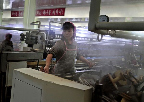Работница шелкового комбината имени Ким Чен Сук в Пхеньяне - Sputnik Казахстан