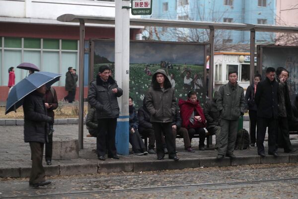 Люди на трамвайной остановке в Пхеньяне - Sputnik Казахстан