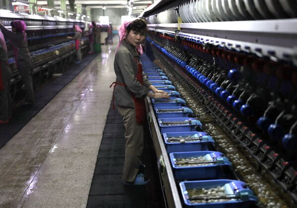 Работница Пхеньянского текстильного комбината имени Ким Чен Сук в Пхеньяне, Северная Корея - Sputnik Казахстан