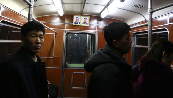 Портреты покойных северокорейских лидеров Ким Ир Сена (слева) и его сына Ким Чен Ира в вагоне метро в Пхеньяне, Северная Корея - Sputnik Казахстан