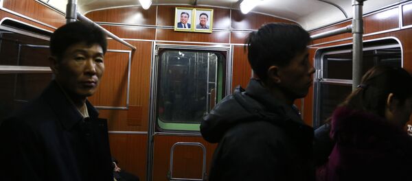 Портреты покойных северокорейских лидеров Ким Ир Сена (слева) и его сына Ким Чен Ира в вагоне метро в Пхеньяне, Северная Корея Портреты покойных северокорейских лидеров Ким Ир Сена (слева) и его сына Ким Чен Ира в вагоне метро в Пхеньяне, Северная Корея - Sputnik Казахстан