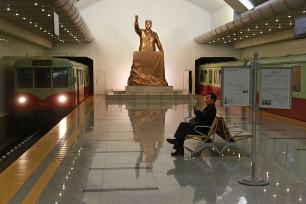 Статуя покойного лидера Северной Кореи Ким Ир Сена на станции метро Kaeson в Пхеньяне, Северная Корея - Sputnik Казахстан