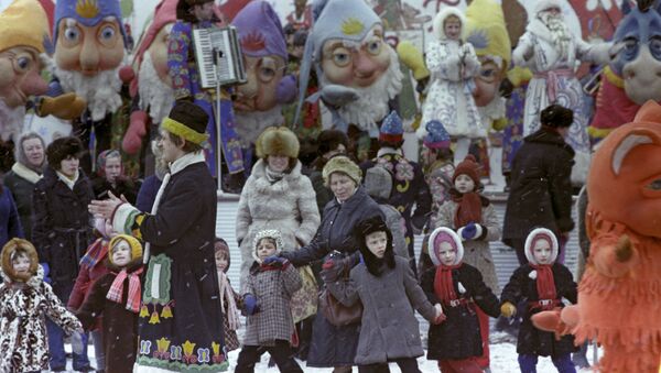 Хоровод на празднике Русская зима в Люблинском парке культуры и отдыха, 1983 год - Sputnik Казахстан