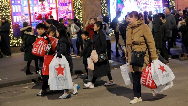 Люди с сумками из универмага Macy's в Черную пятницу, Манхэттен, Нью-Йорк, США - Sputnik Казахстан