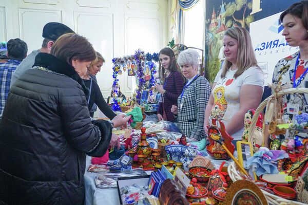 Эко-подарки и автомобиль: как прошла рождественская ярмарка в Нур-Султане Эко-подарки и автомобиль: как прошла рождественская ярмарка в Нур-Султане - Sputnik Казахстан